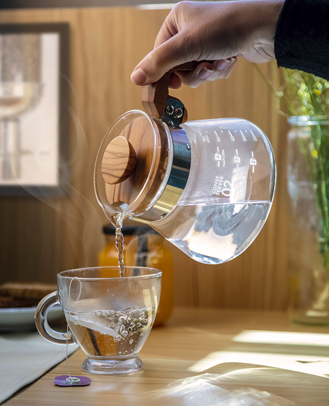 Jarro com pega de madeira