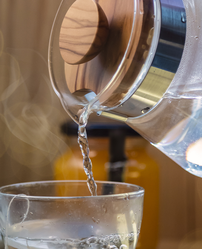 Jarro com pega de madeira